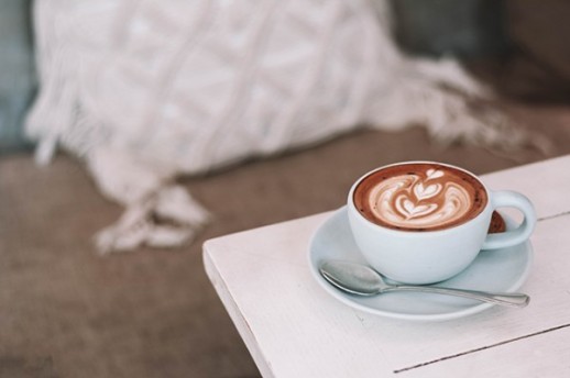Možda ne možete na kavu u omiljeni kafić, ali zato ovu ukusnu i kremastu možete napraviti kod kuće
