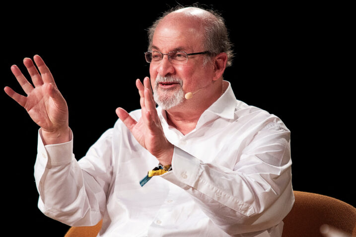 Salman Rushdie preživio brutalan napad nožem, ne vidi na jedno oko i ne može koristiti ruku