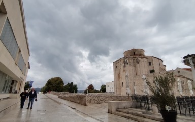 Promjenjivo oblačno s mogućom kišom na sjevernom Jadranu