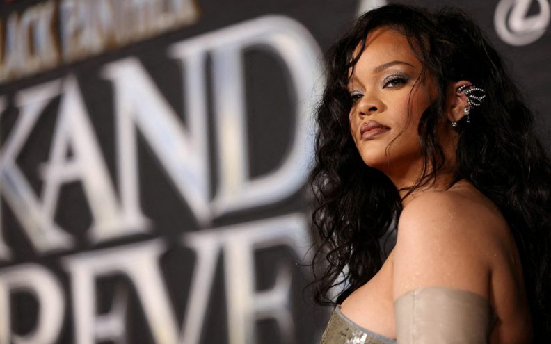 Rihanna pozirala u kožnom korzetu pa otkrila i malo previše: 