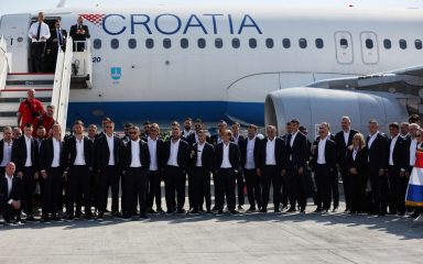 FOTO/VIDEO Hrvatski reprezentativci šest dana uoči prve utakmice na Mundijalu sletjeli u Dohu, dočekale su ih TV kamere i fotorepoteri