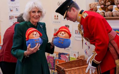 Camilla darovala medvjediće Paddington ostavljene u počast kraljici Elizabeti