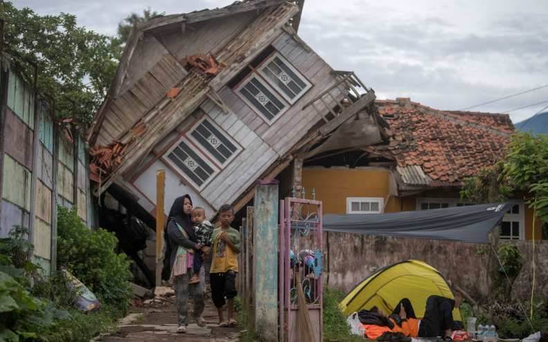 Broj poginulih u potresu u Indoneziji prešao 300, zabilježeno još 284 popratnih podrhtavanja
