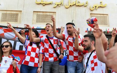 Stižu fotografije okupljanja hrvatskih navijača uoči Kanade, Hrvati su ponovo napravili feštu u središtu Dohe