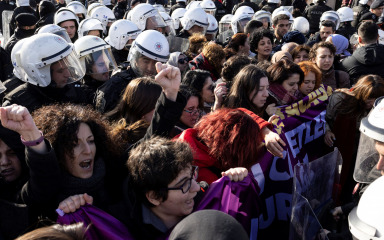 Održan prosvjed protiv nasilja nad ženama, policija privela 40 osoba
