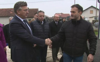 Plenković u Petrinji obišao kuću u izgradnji i obitelj koja će u nju useliti
