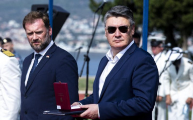 Organizirana dva ispraćaja hrvatskih vojnika na Kosovo, jedan za Banožića, jedan za Milanovića