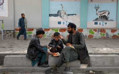Afganistanska djeca su toliko gladna da ih roditelji moraju drogirati da zaspu