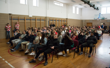 Klasična Gimnazija Ivana Pavla II. organizirala gledanje utakmice u školskoj dvorani