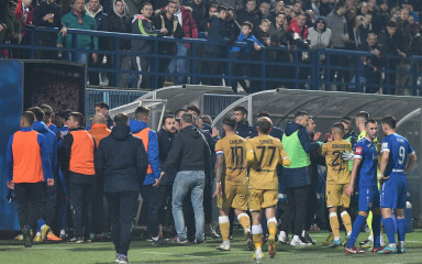 Hajdukov navijač iščupao stolicu s tribine i njome pogodio linijskog suca u glavu, utakmica prekinuta 20 minuta