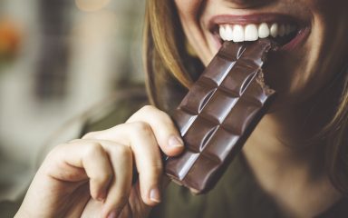 Oduvijek učimo suprotno, ali izgleda je čokolada zapravo saveznik zuba. Prirodno sprječava karijes i plak