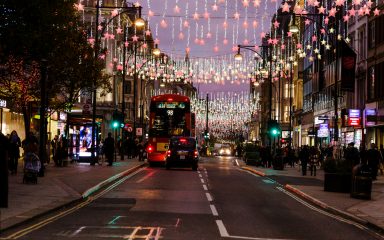 London je upalio pet tisuća očaravajućih božićnih zvjezdica. Oxford Street izgleda magično