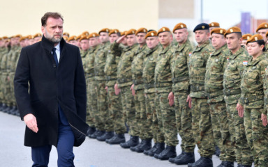 Banožić prvi ispratio vojnike na Kosovo: “Milanović koristi vojsku kao poligon za razračunavanje s Vladom”.