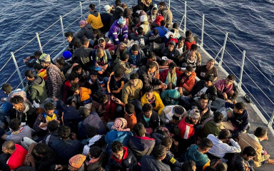 Liječnici bez granica i SOS Mediterranee spasili više od 100 migranta s čamaca na napuhavanje