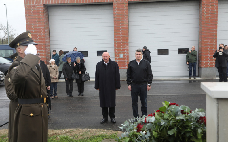 Milanović odao počast žrtvama Kostrića, mjesta u kojemu su ubijeni svi stanovnici