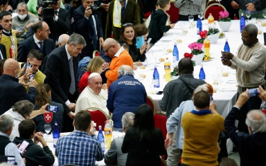 Velika gesta pape Franje, priredio ručak za 1300 siromašnih i beskućnika
