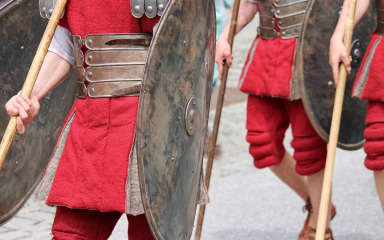 Trojac odjeven u gladijatore uhićen zbog iznude novca od turista u Rimu