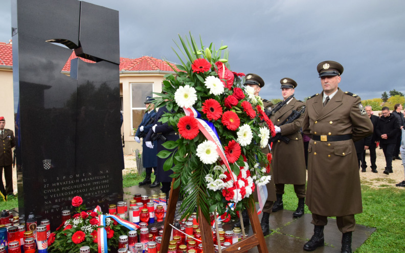Predsjednik Republike, ministri i tisuće građana odali počast žrtvama srpske agresije na ravnokotarsko mjesto