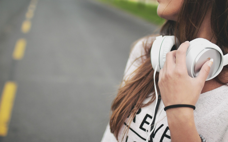 Milijarda mladih mogla bi izgubiti sluh zbog preglasne glazbe iz slušalica