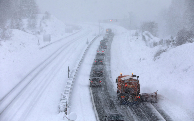 Snijeg pravi probleme u prometu, zbog olujnog vjetra zatvorena dionica A1