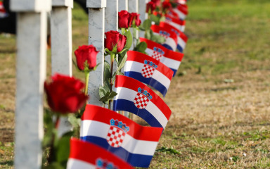 Vukovar: Na grobove na Memorijalnom groblju položene ruže i upaljene svijeće