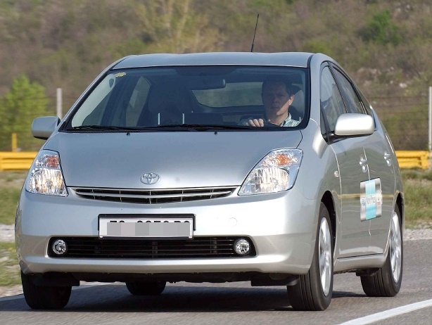 Toyota slavi 25 godina Priusa – modela koji je otvorio vrata električnoj mobilnosti