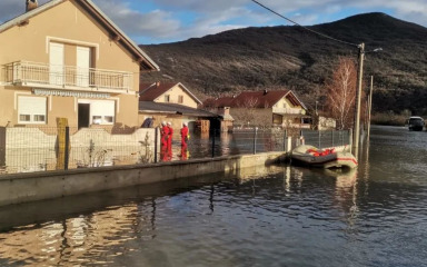 U Gračacu poplavljeno desetak kuća