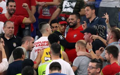 VIDEO Procurili kadrovi sukoba navijača uoči utakmice Švicarske i Srbije, katarska policija je imala posla