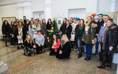 Studenti i profesori stihovima ukrasili božićnu jelku