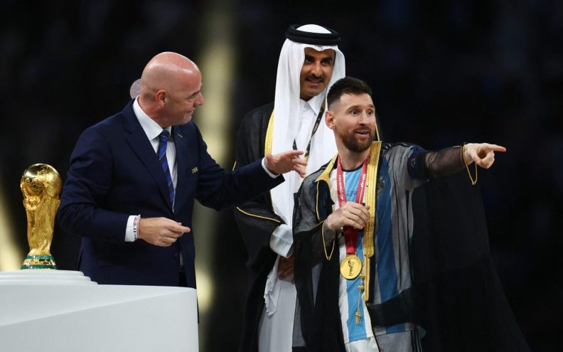 Leo Messi primio je pokal svjetskih prvaka u crnom ogrtaču, ubrzo je otkriveno o čemu je zapravo riječ