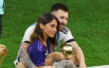 Leo Messi čestitao je Božić svojim pratiteljima na Twitteru emitiravši senzualni ples Antonele Roccuzzo