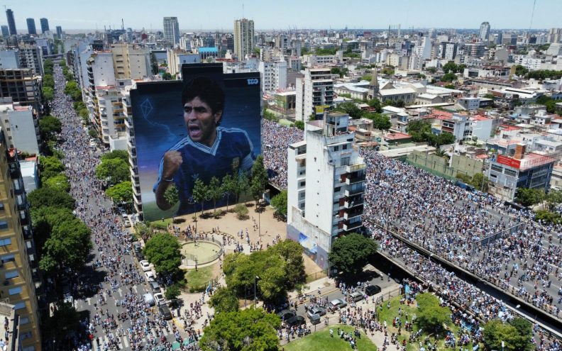 VIDEO U Buenos Airesu vlada potpuno ludilo, svjetski prvaci ne mogu se autobusom probiti kroz nepregledne mase navijača