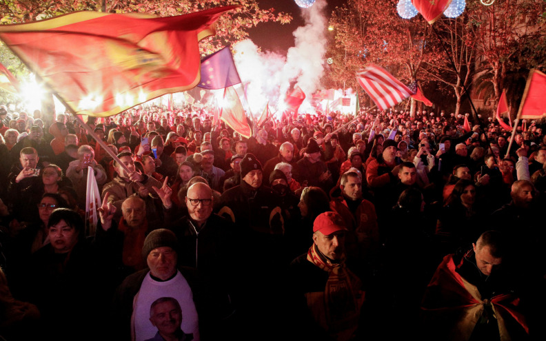 Tisuće ljudi traži raspisivanje izvanrednih parlamentarnih izbora, podržao ih i Milo Đukanović
