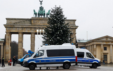 Unatoč pobuni aktivista, berlinsko božićno drvce ponovno je zasjalo