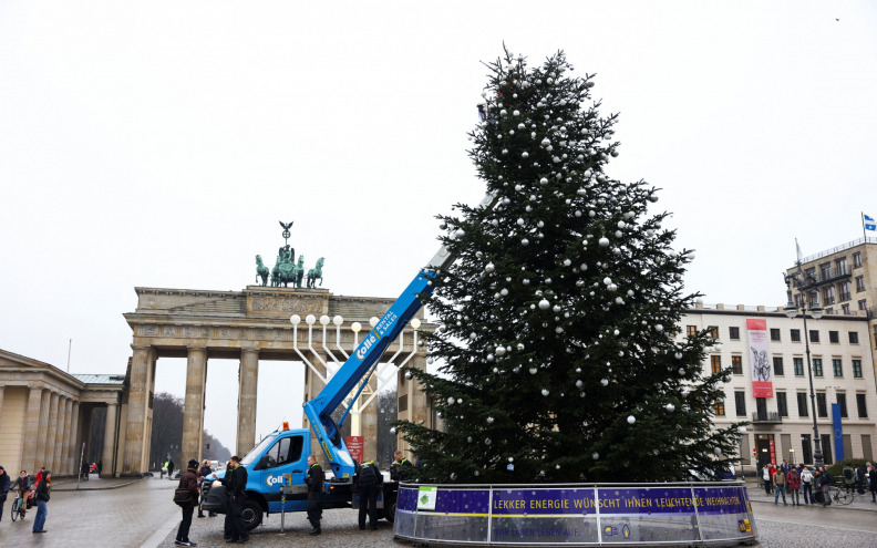 Aktivisti u Berlinu odrezali vrh božićnog drvca kod Brandenburških vrata