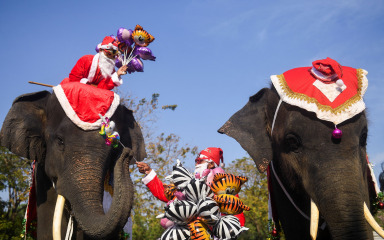 Djeda Božićnjaka na Tajlandu “prevozi” slon
