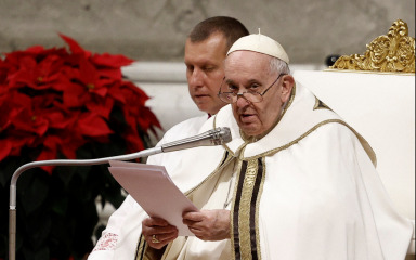 Papa Franjo u božićnoj poruci poručio da svijet žudi za mirom
