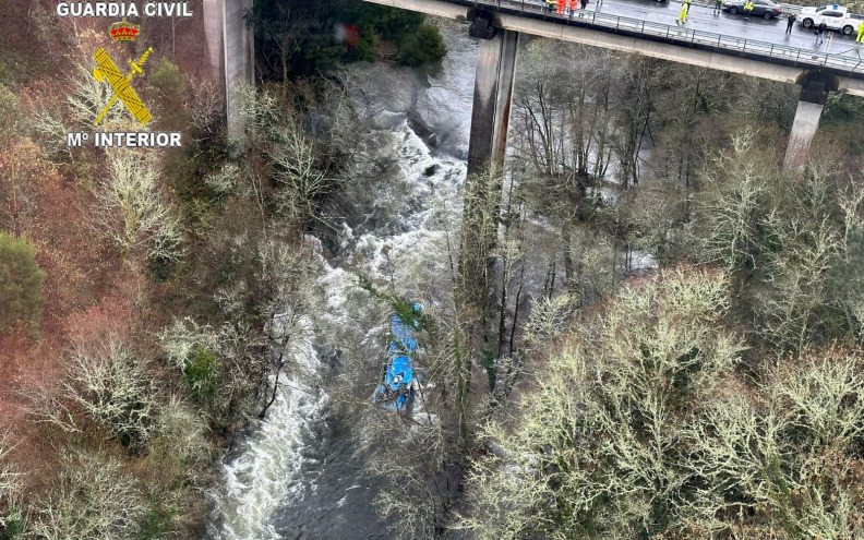 Putnički autobus sletio s mosta, najmanje troje poginulih