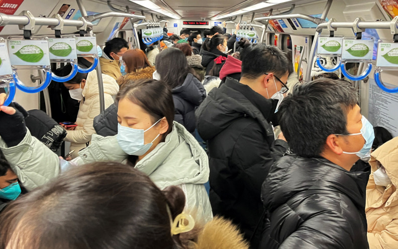 Ljudi u Pekingu i Šangaju krenuli na posao, apsolutni kaos u cestovnom i željezničkom prometu