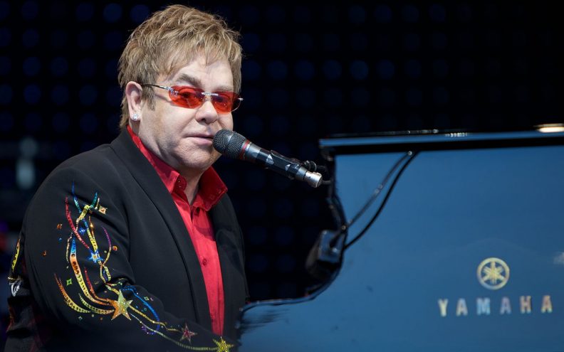 Elton John se pridružio sve dužoj listi glazbenika koji napuštaju Twitter