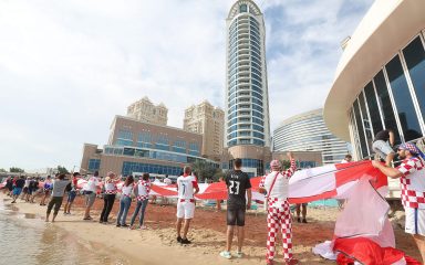 Velika navijačka zastava ponovo je osvanula ispred hotela s Vatrenima, FIFA dozvolila i da se razvije na tribinama