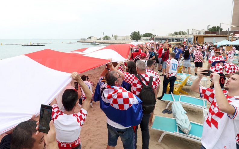 Hrvatski navijači su ponovo stigli ispred hotela s reprezentativcima i razvukli veliku zastavu iz Bribira i Crikvenice
