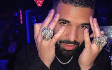 Reper Drake naručio ogrlicu od 42 dijamanta u čast 42 puta kada je skoro zaprosio