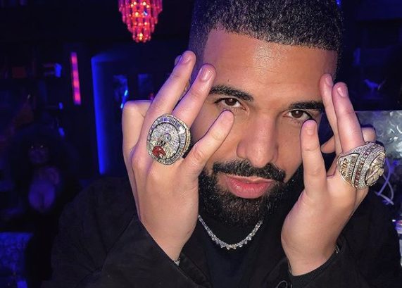 Reper Drake naručio ogrlicu od 42 dijamanta u čast 42 puta kada je skoro zaprosio