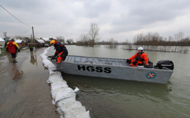 Nabujala Sava prevrnula čamac s tri osobe, za jednom se traga