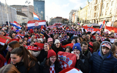 MUP objavio slike s dočeka, tisuće se ljudi unatoč hladnoći “slijeva” na Trg bana Jelačića