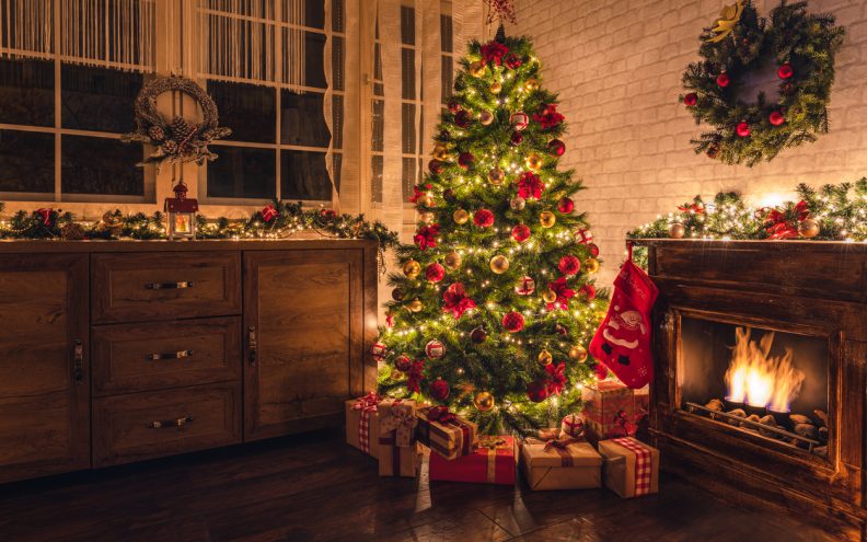 Totalno jednostavan način za savršeno ukrašavanje božićnog drvca lampicama