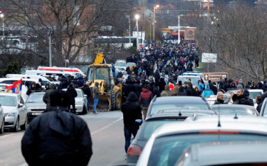 Srbi na Kosovu blokiraju ceste, sukobili se s policijom