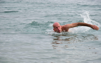 Ivica Lugarić uživa u prosinačkom kupanju na Viru