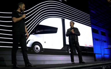 Musk isporučio prvi Teslin kamion: “Ova stvar ima ludu snagu”